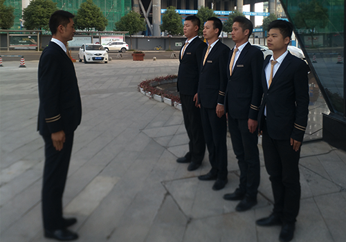 青青草偷拍视频专业教官服务